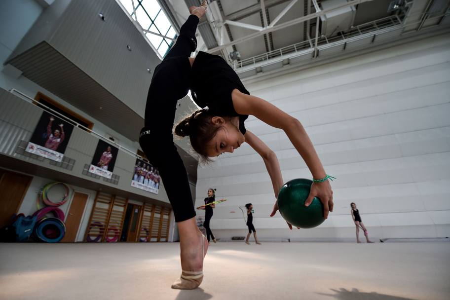 Giovanissime ginnaste russe si allenano a Mosca (Afp)